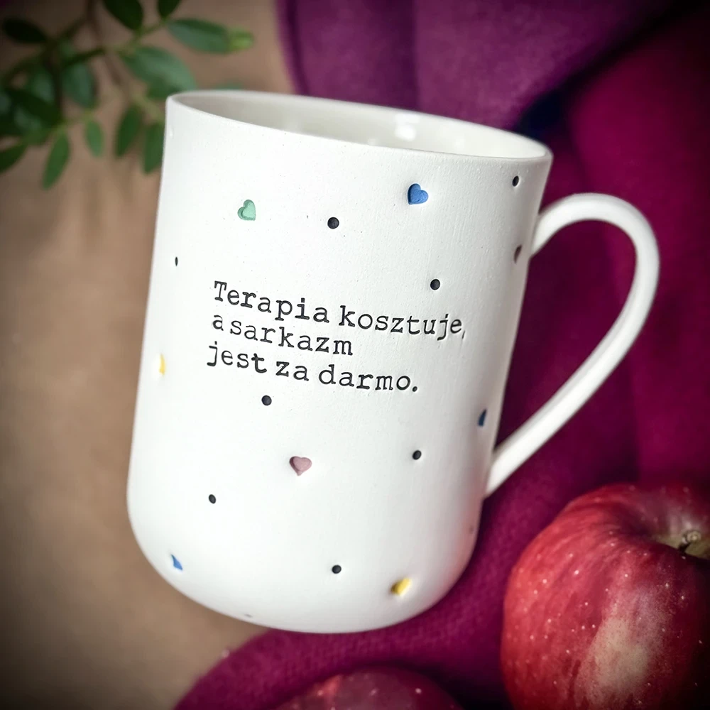 Kubek z uchem TERAPIA KOSZTUJE, A SARKAZM JEST ZA DARMO 400 ml