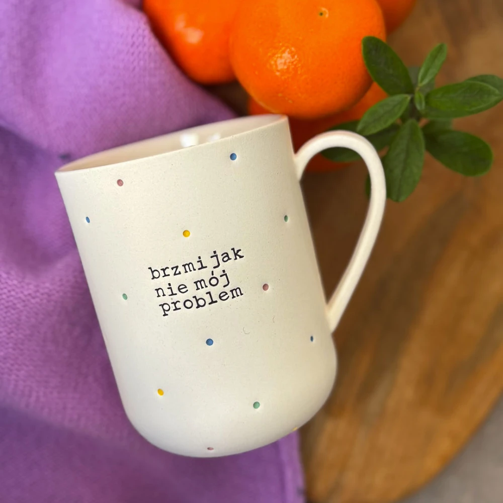 Kubek z uchem BRZMI JAK NIE MÓJ PROBLEM 400 ml - w kropki