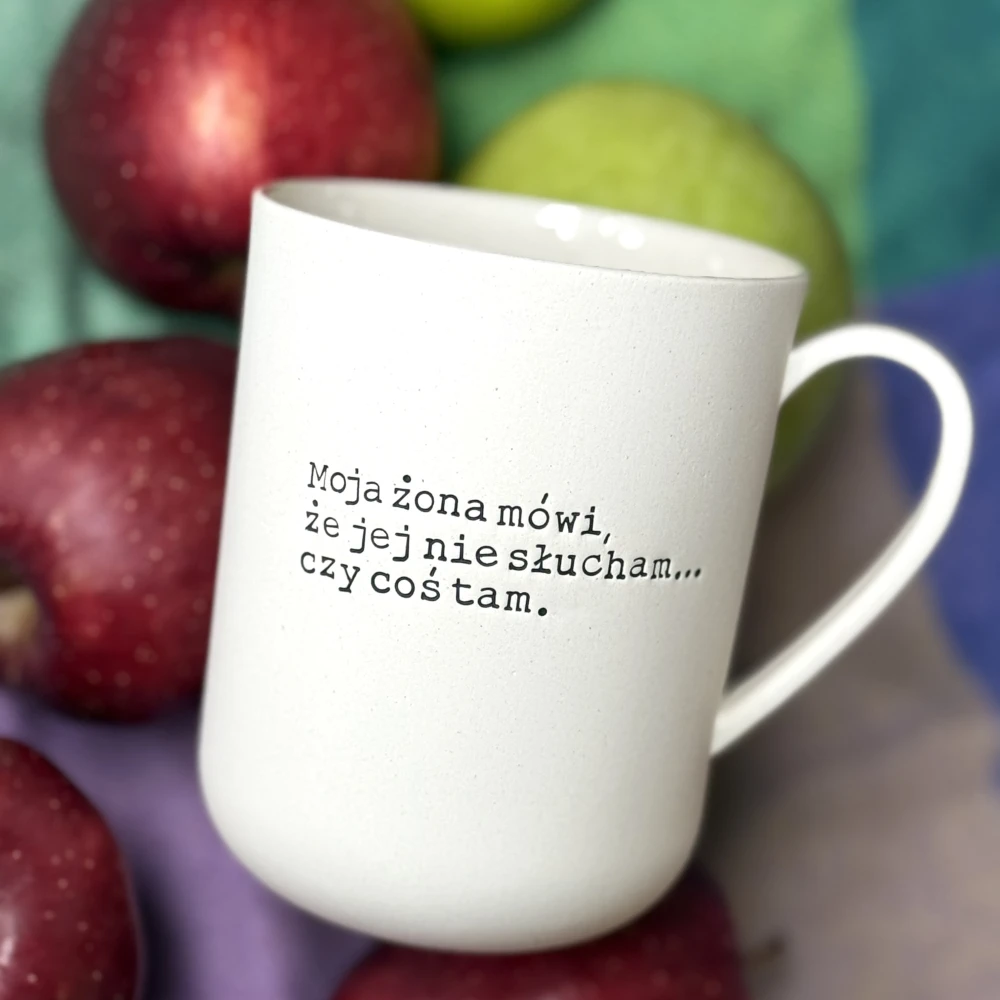 Kubek z uchem MOJA ŻONA MÓWI, ŻE JEJ NIE SŁUCHAM... CZY COŚ TAM. 400 ml