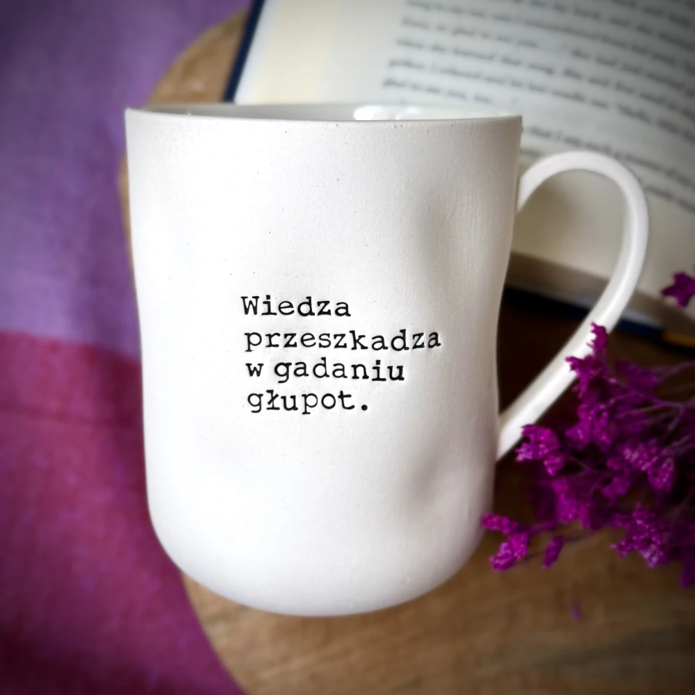 Kubek z uchem WIEDZA PRZESZKADZA W GADANIU GŁUPOT 400 ml