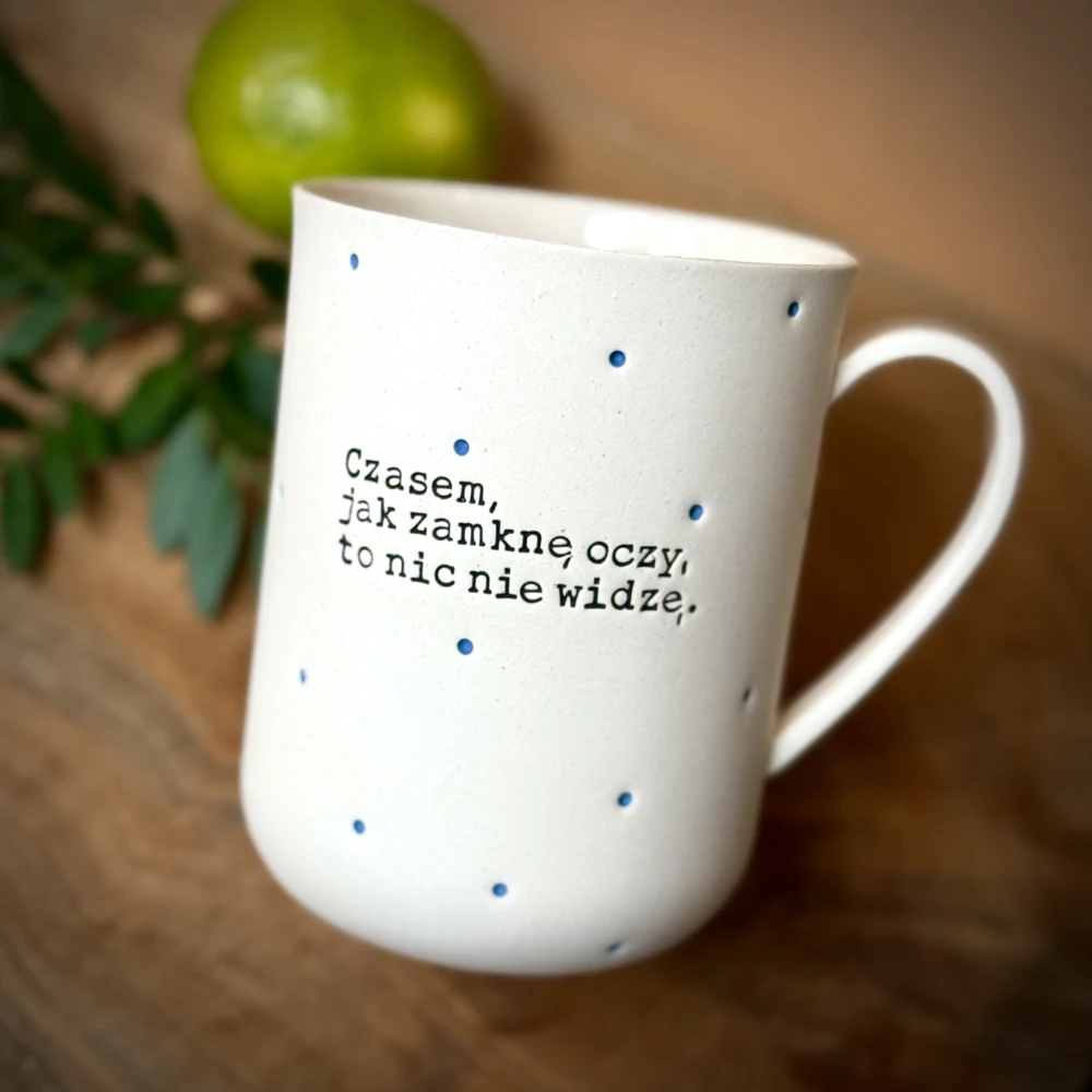 Kubek z uchem CZASEM, JAK ZAMKNĘ OCZY, TO NIC NIE WIDZĘ. 400 ml