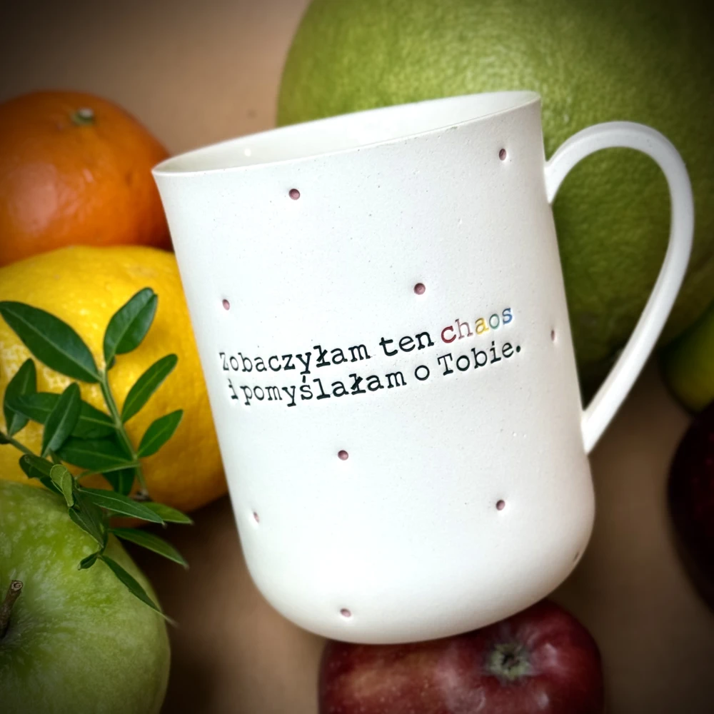 Kubek z uchem ZOBACZYŁAM TEN CHAOS I POMYŚLAŁAM O TOBIE 400 ml