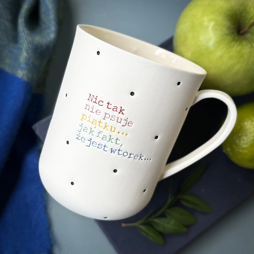 Kubek z uchem NIC TAK NIE PSUJE PIĄTKU... JAK FAKT, ŻE JEST WTOREK... 400 ml