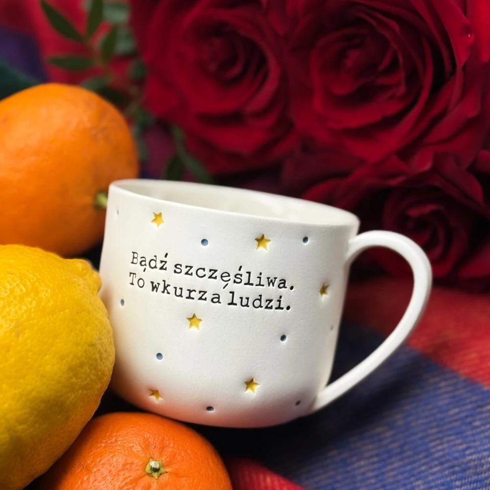 Filiżanka BĄDŹ SZCZĘŚLIWA. TO WKURZA LUDZI. 250 ml