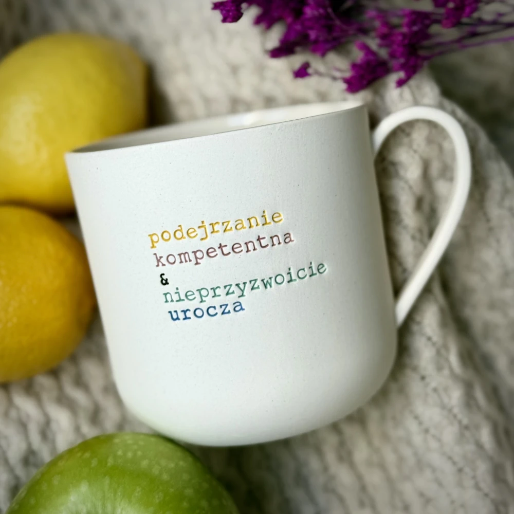 Duża Filiżana z uchem PODEJRZANIE KOMPETENTNA & NIEPRZYZWOICIE UROCZA 500 ML