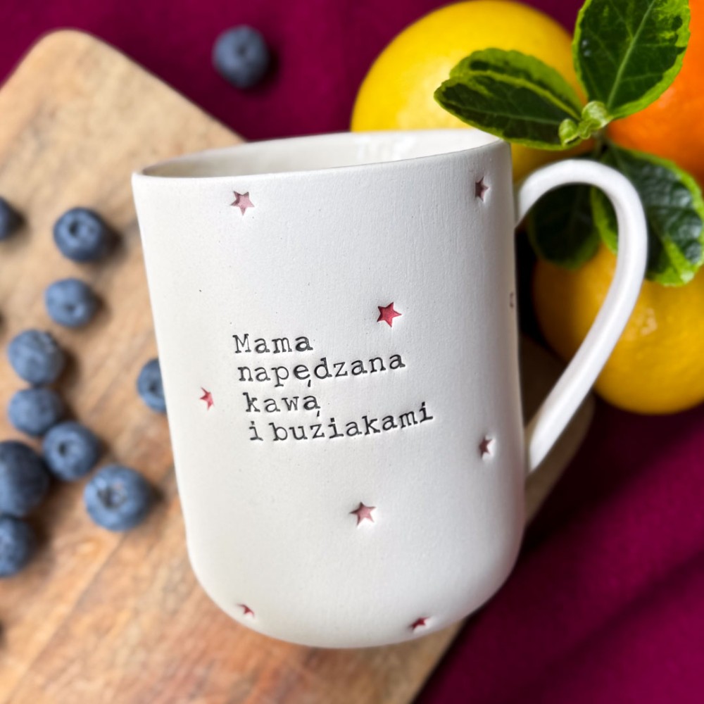Kubek z uchem MAMA NAPĘDZANA KAWĄ I BUZIAKAMI 400 ml