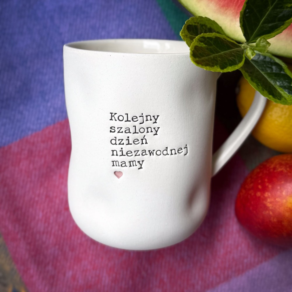 Kubek z uchem KOLEJNY SZALONY DZIEŃ NIEZAWODNEJ MAMY 400 ml