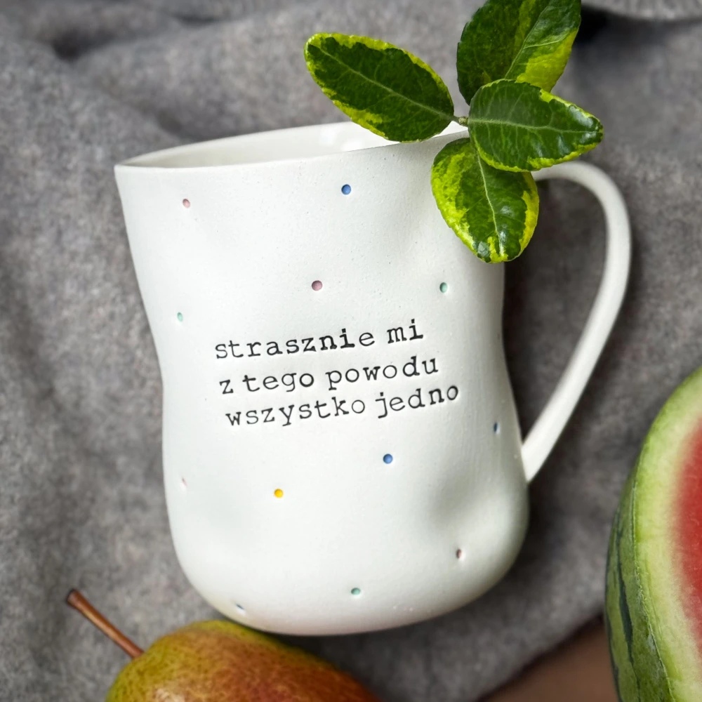 Kubek z uchem STRASZNIE MI Z TEGO POWODU WSZYSTKO JEDNO 400 ml