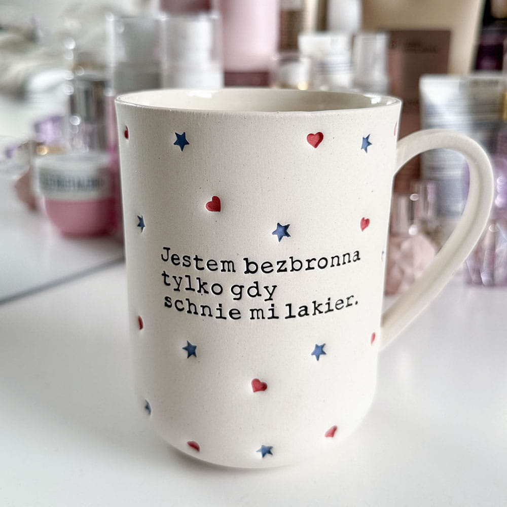 OUTLET Kubek z uchem JESTEM BEZBRONNA TYLKO GDY SCHNIE MI LAKIER 400 ml
