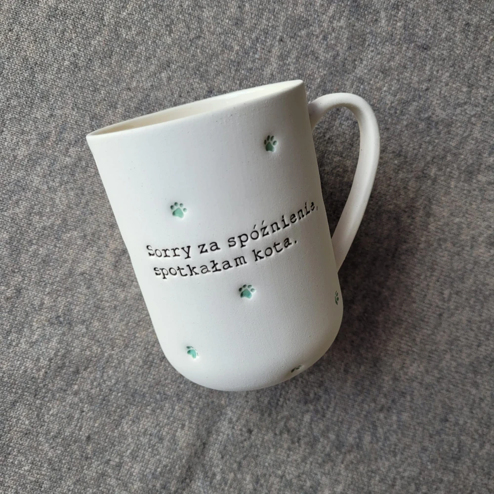 Kubek z uchem SORRY ZA SPÓŹNIENIE, SPOTKAŁAM KOTA. 400 ml