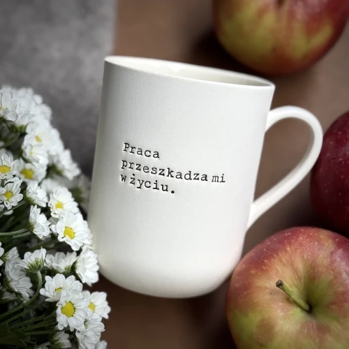 manou_kubek_z_uchem_praca_przeszkadza_mi_w_zyciu_400_ml.webp