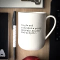 manou_kubek_z_uchem_ciagle_cos_zostawiam_w_pracy_dlugopis_klucze_chec_do_zycia_400_ml.webp